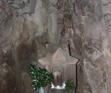 岩戸神社 洞穴石祠