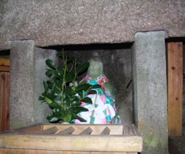 岩戸神社 役の小角の石像