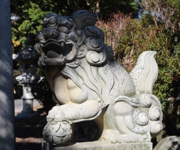温泉神社　玉持ち狛犬