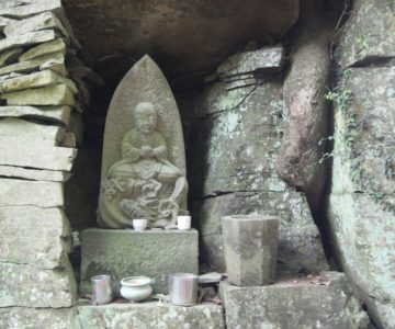 戸ノ隅の滝　石像
